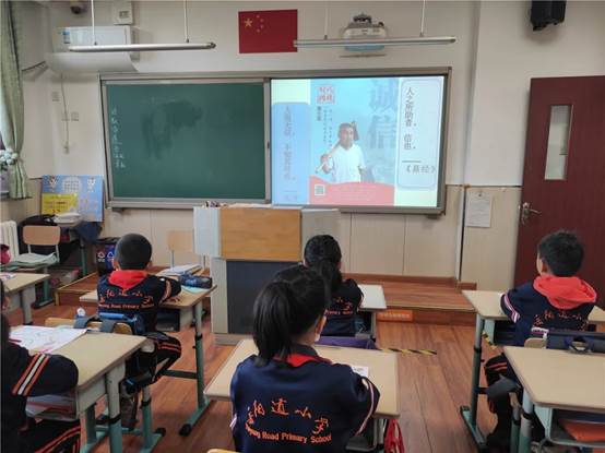 小孩们在房间里
中度可信度描述已自动生成